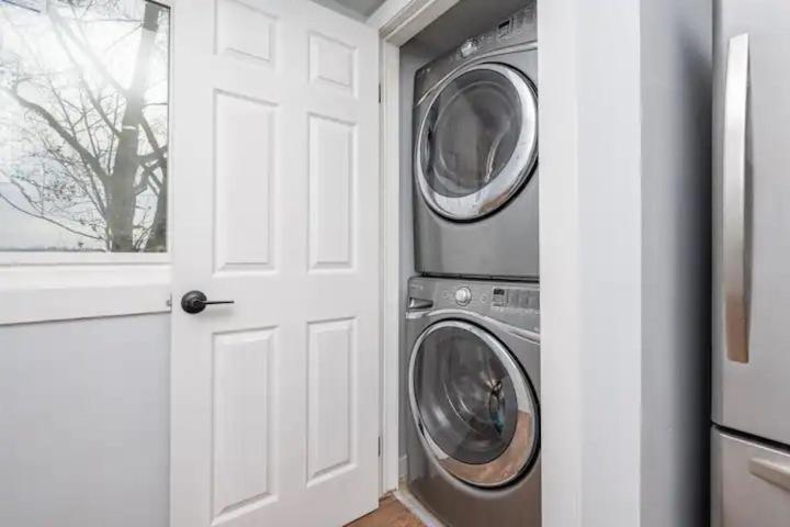 Centre Street Upper 2Bedsuite 4408 YYC Eksteriør billede
